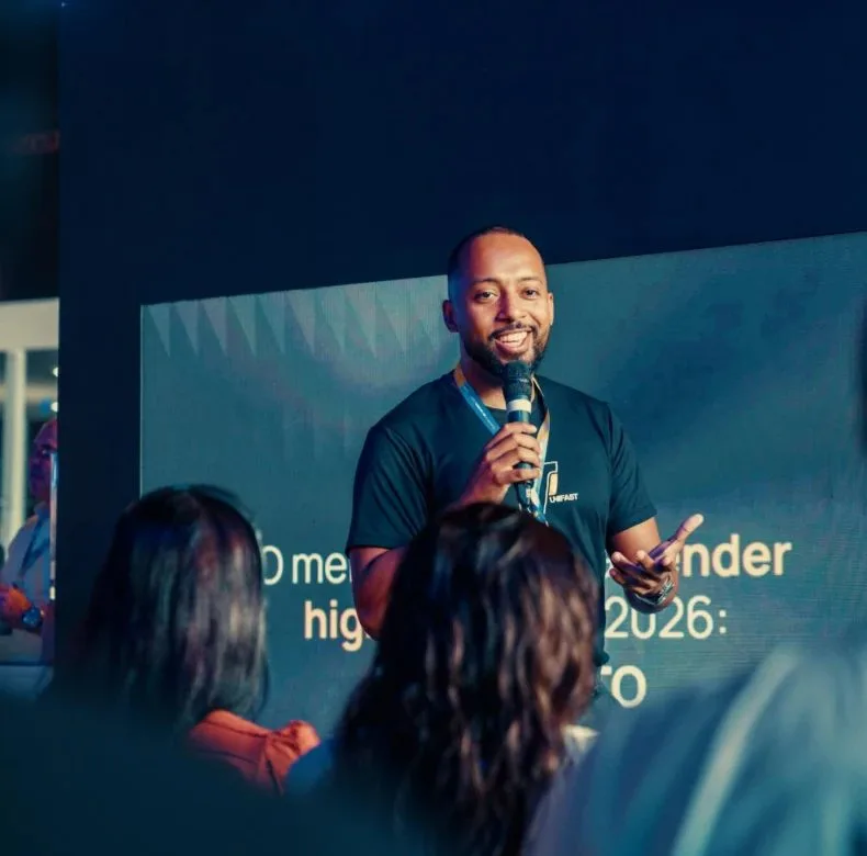 Mateus Menezes de microfone na mão, palestrando no palco do evento anual da Eduzz