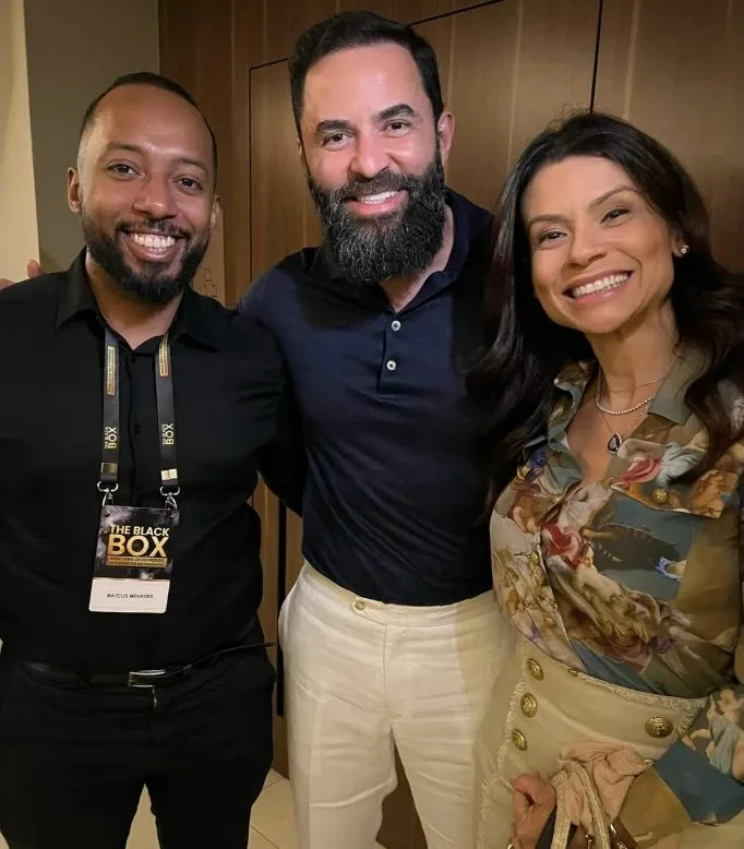 Mateus Menezes com referências do mercado em um evento