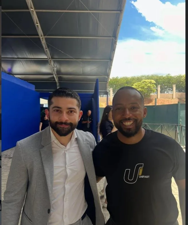 Mateus Menezes com uma referência do mercado em um evento