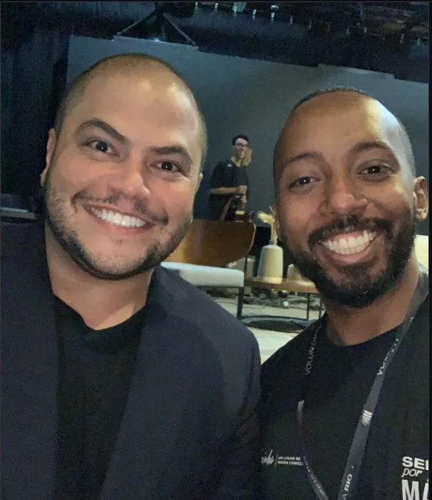 Mateus Menezes com uma referência do mercado nos bastidores de um evento